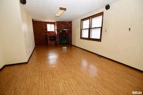 809 E 2nd St, Delavan, IL 61734 photo 15