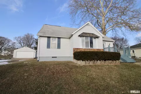 809 E 2nd St, Delavan, IL 61734 photo 2