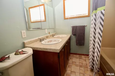 809 E 2nd St, Delavan, IL 61734 photo 12