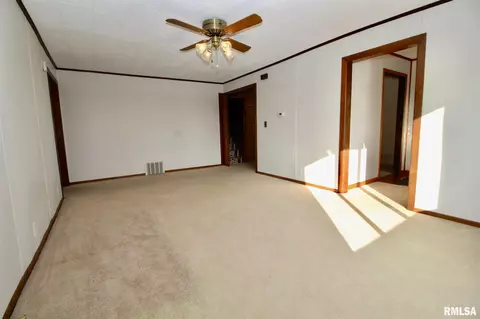 809 E 2nd St, Delavan, IL 61734 photo 6