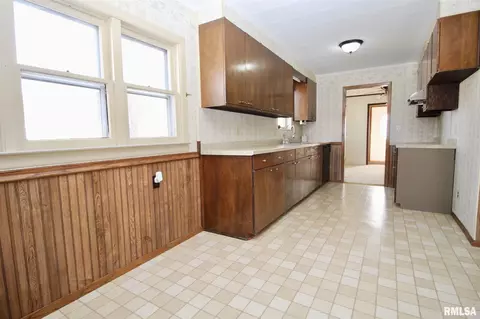 809 E 2nd St, Delavan, IL 61734 photo 8
