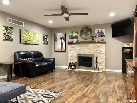 1418 Thomas St, Macomb, IL 61455 photo 2