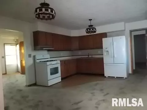 332 S Verzel St, Macomb, IL 61455 photo 2