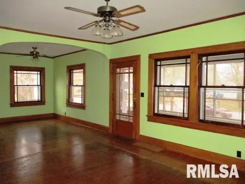 121 W 4th St, Delavan, IL 61734 photo 2