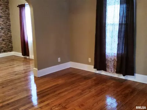 607 Baxter Ct, Canton, IL 61520 photo 2