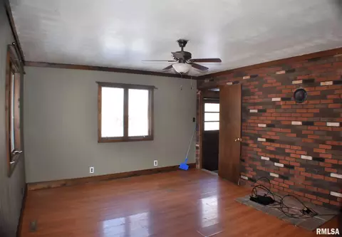 1053 E Myrtle St, Canton, IL 61520 photo 2