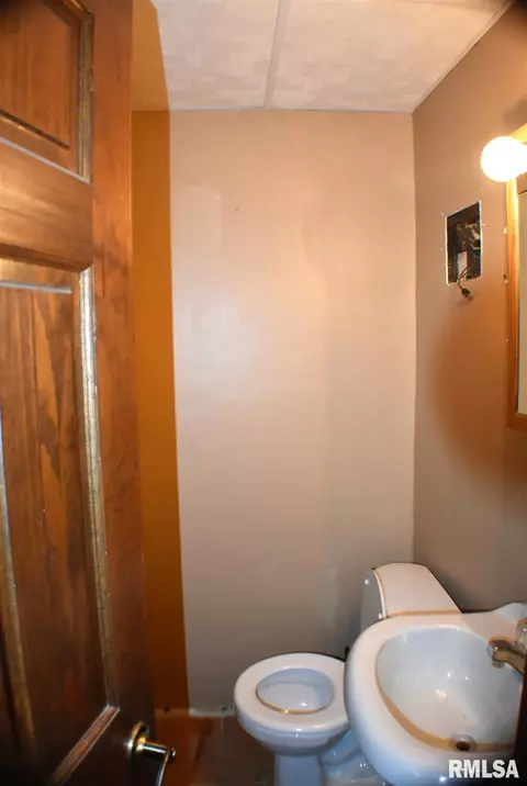 1053 E Myrtle St, Canton, IL 61520 photo 12