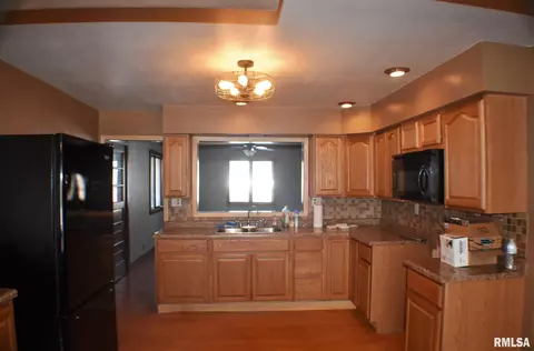 1053 E Myrtle St, Canton, IL 61520 photo 4