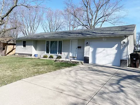 3129 W Chartwell Rd, Peoria, IL 61614 photo 2