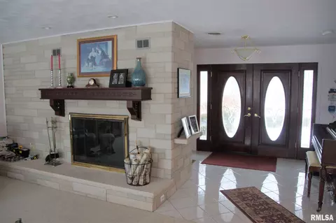 807 E 1st St, Delavan, IL 61734 photo 32