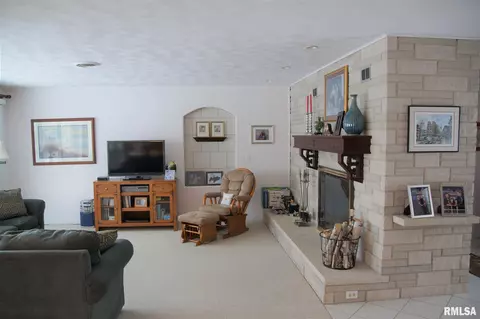 807 E 1st St, Delavan, IL 61734 photo 20