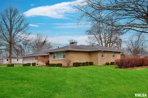 807 E 1st St, Delavan, IL 61734 photo 2