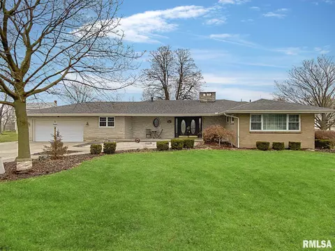 807 E 1st St, Delavan, IL 61734 photo 1