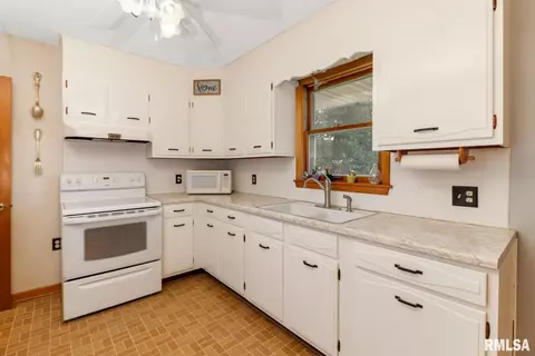 606 W 5th St, Delavan, IL 61734 photo 8