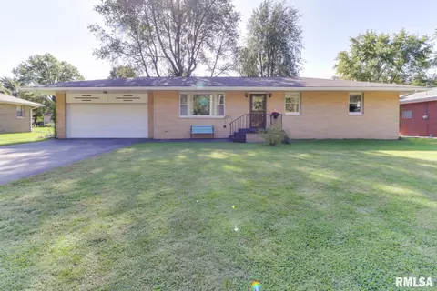 606 W 5th St, Delavan, IL 61734 photo 1
