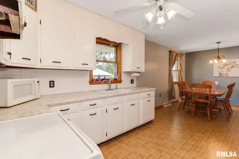 606 W 5th St, Delavan, IL 61734 photo 11