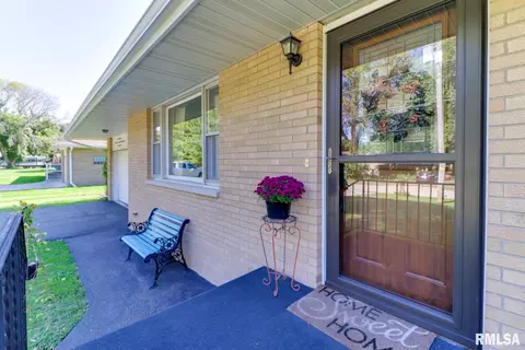606 W 5th St, Delavan, IL 61734 photo 3