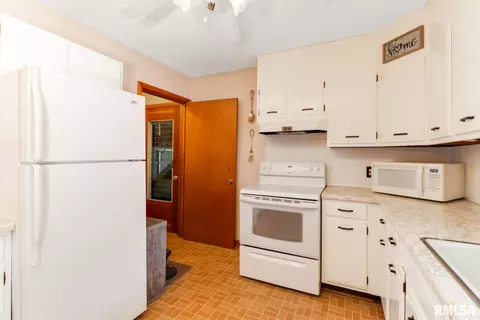 606 W 5th St, Delavan, IL 61734 photo 10