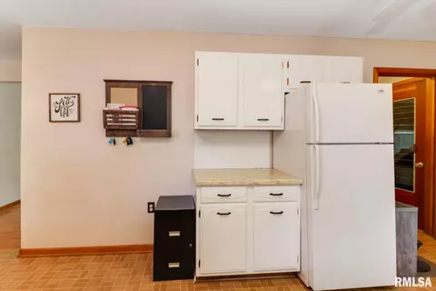 606 W 5th St, Delavan, IL 61734 photo 9