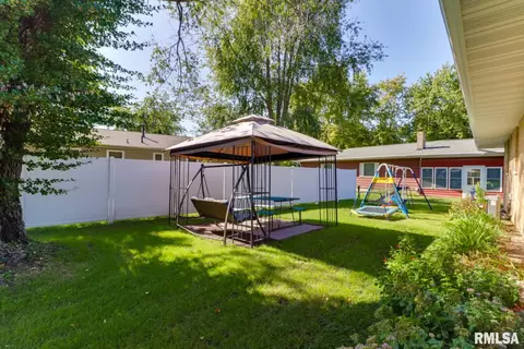 606 W 5th St, Delavan, IL 61734 photo 2
