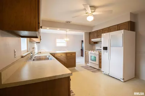 725 S Kickapoo Ln, Peoria, IL 61604 photo 23