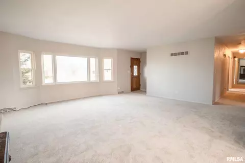 725 S Kickapoo Ln, Peoria, IL 61604 photo 8