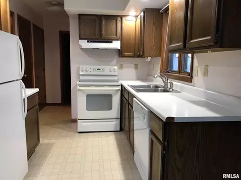 301 E Pearson St, Eureka, IL 61530 photo 2