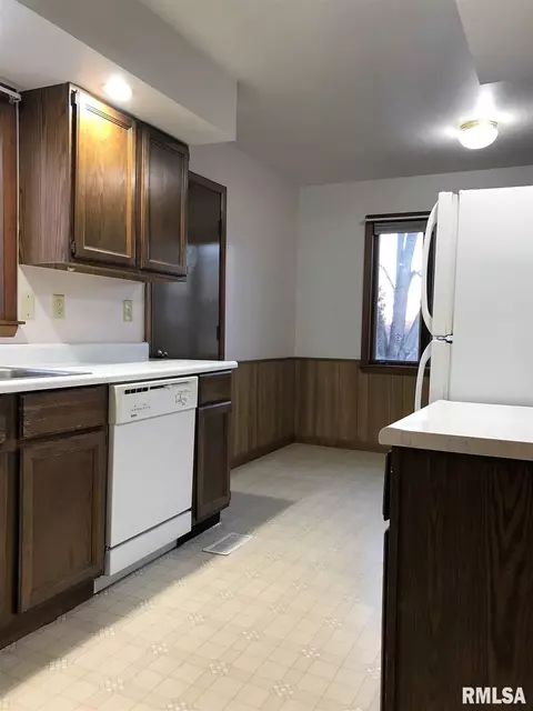 301 E Pearson St, Eureka, IL 61530 photo 4