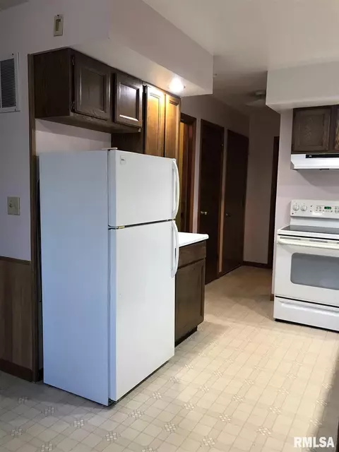 301 E Pearson St, Eureka, IL 61530 photo 5