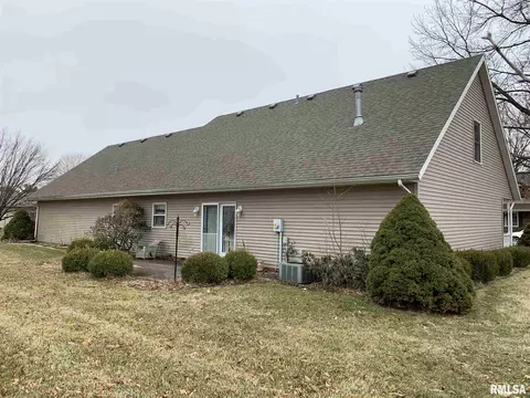 1115 E Sycamore St, Canton, IL 61520 photo 2