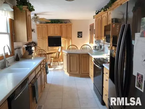 1161 Stacy Ln, Macomb, IL 61455 photo 8