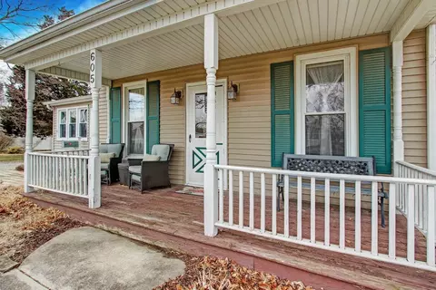 605 Eureka St, Eureka, IL 61530 photo 3