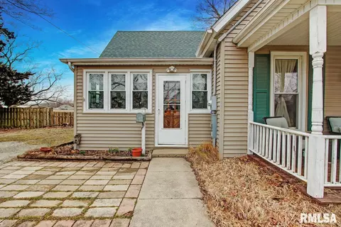 605 Eureka St, Eureka, IL 61530 photo 2