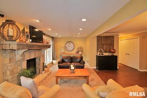 301 Parkway Dr, Eureka, IL 61530 photo 12