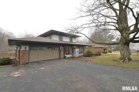301 Parkway Dr, Eureka, IL 61530 photo 3