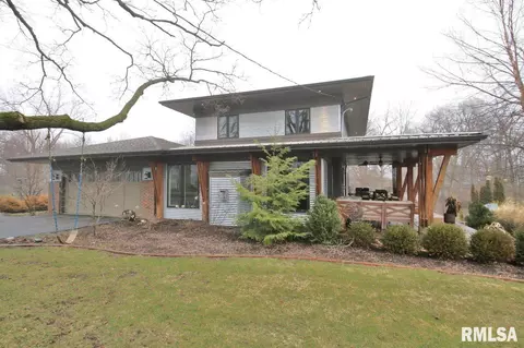 301 Parkway Dr, Eureka, IL 61530 photo 1