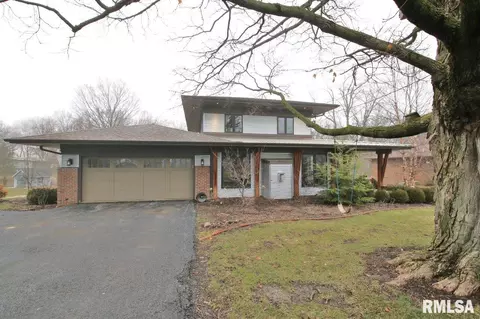 301 Parkway Dr, Eureka, IL 61530 photo 2