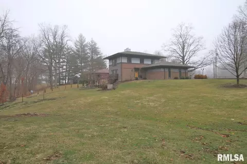 301 Parkway Dr, Eureka, IL 61530 photo 4