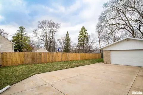 703 S Main St, Morton, IL 61550 photo 2