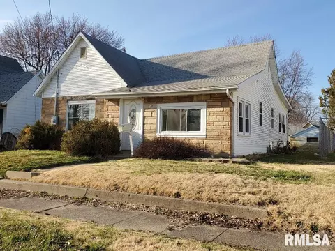 827 E Maple St, Canton, IL 61520 photo 2