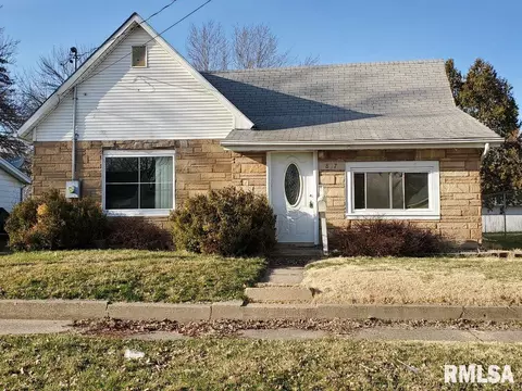 827 E Maple St, Canton, IL 61520 photo 1