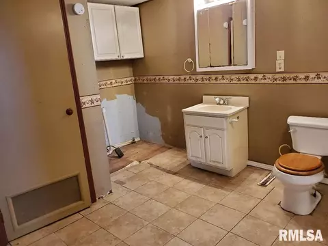 827 E Maple St, Canton, IL 61520 photo 14