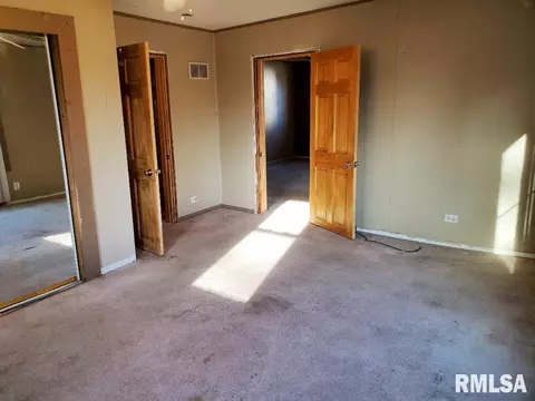 827 E Maple St, Canton, IL 61520 photo 11