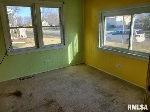 827 E Maple St, Canton, IL 61520 photo 5