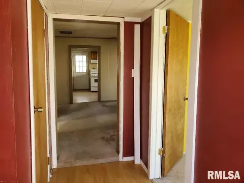 827 E Maple St, Canton, IL 61520 photo 4