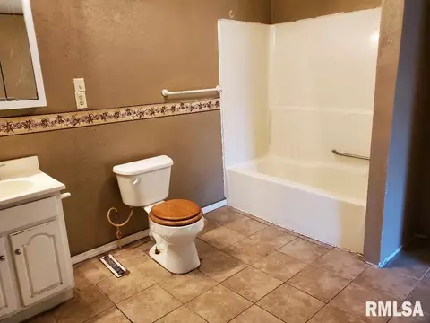 827 E Maple St, Canton, IL 61520 photo 15
