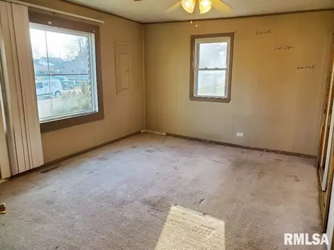 827 E Maple St, Canton, IL 61520 photo 10