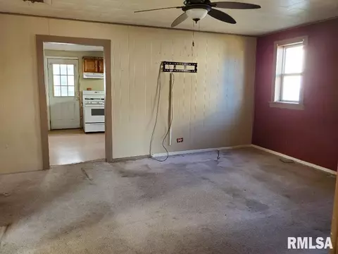 827 E Maple St, Canton, IL 61520 photo 7
