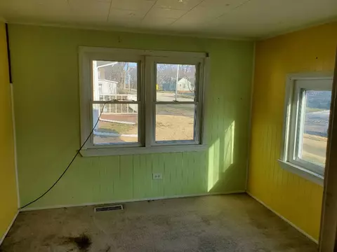 827 E Maple St, Canton, IL 61520 photo 6