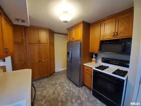 405 E Adams St, Washington, IL 61571 photo 11